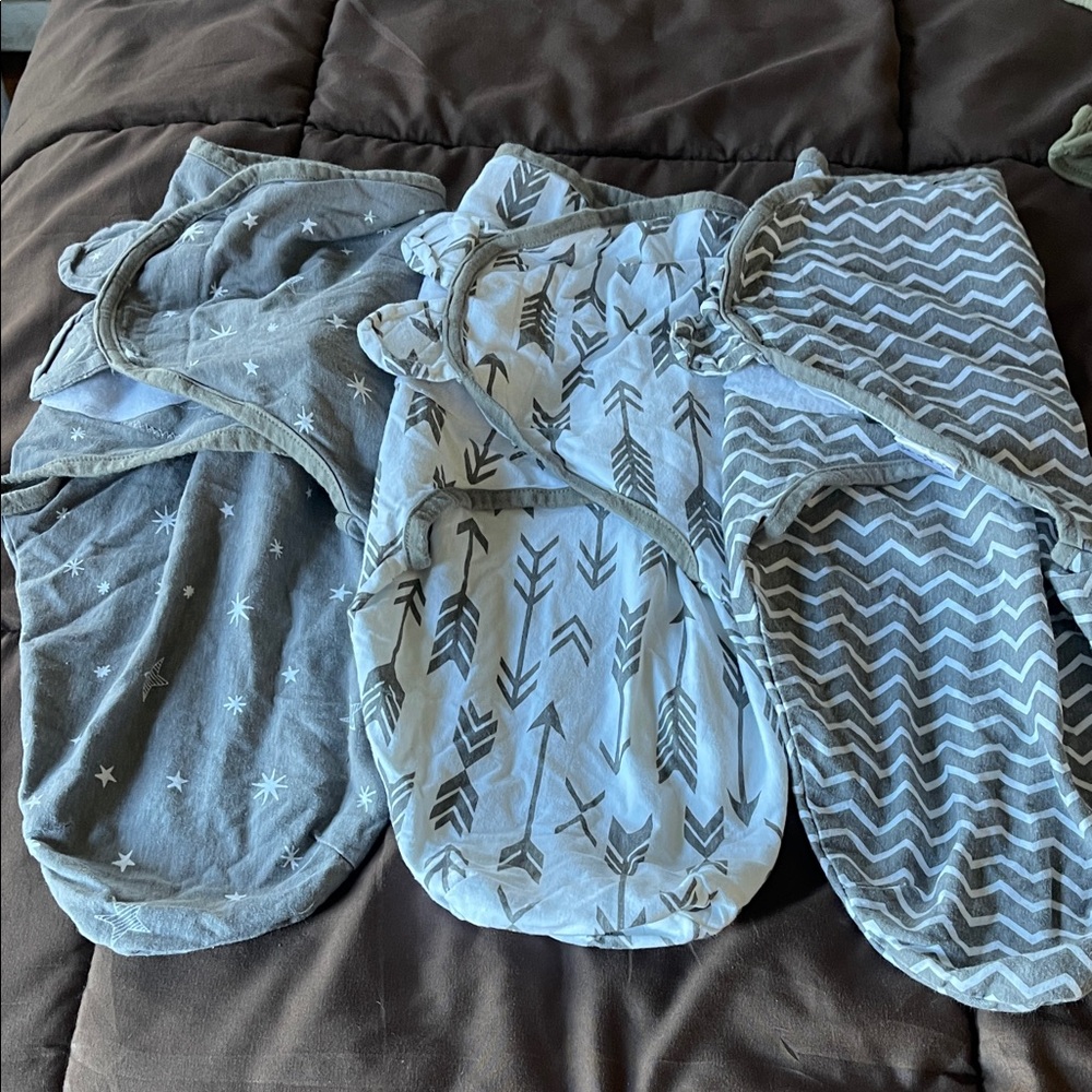 Gray and White Arrow Print swaddles Set